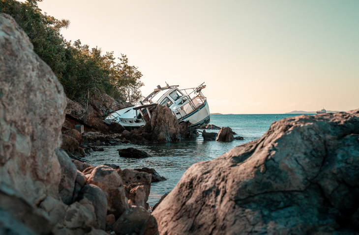 Shipwrecked boat on coast - Honolulu boating accident lawyer