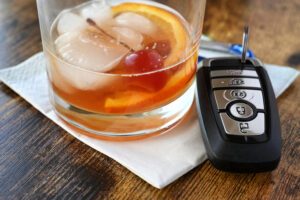 closeup of cocktail and car keys - what's the difference between dui and dwi